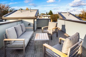 Family Townhome, 2 Bedrooms, Kitchen, City View | Terrace/patio