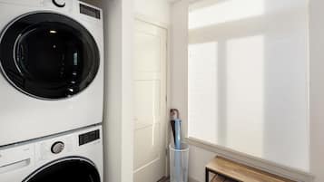 Family Townhome, 2 Bedrooms, Kitchen, City View | Laundry