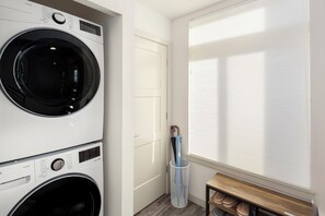 Casa de ciudad familiar, 2 habitaciones, cocina, vista a la ciudad | Lavandería