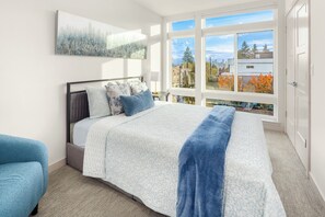 Family Townhome, 2 Bedrooms, Kitchen, City View | Iron/ironing board, free WiFi - Lake View Townhouse  (Seattle)