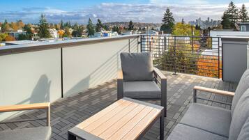 Family Townhome, 2 Bedrooms, Kitchen, City View | Terrace/patio