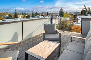 Family Townhome, 2 Bedrooms, Kitchen, City View | Terrace/patio