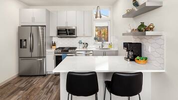 Family Townhome, 2 Bedrooms, Kitchen, City View | Private kitchen