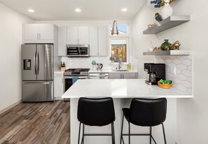 Family Townhome, 2 Bedrooms, Kitchen, City View | Private kitchen