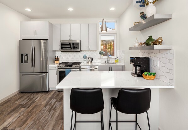 Family Townhome, 2 Bedrooms, Kitchen, City View | Private kitchen