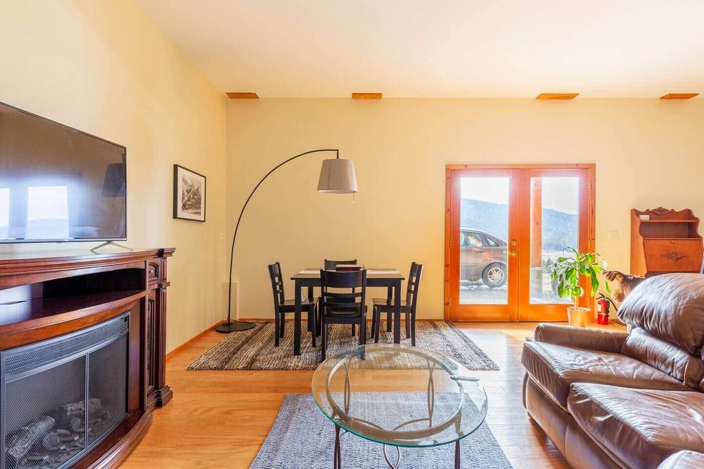 Fernseher, Kamin, Tischtennisplatte