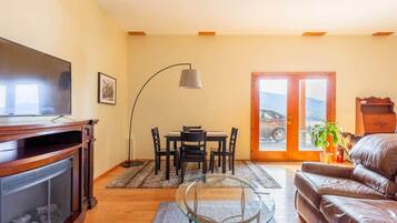 Fernseher, Kamin, Tischtennisplatte