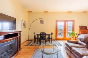 Fernseher, Kamin, Tischtennisplatte