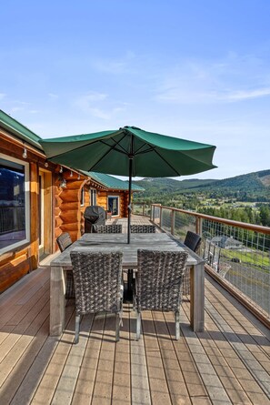 Outdoor dining - Log Cabin Retreat on Peaceful 5 Acres with Epic Views (Bell Hill)