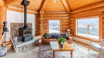 Een televisie, een open haard en een tafeltennistafel