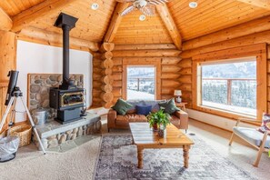 Una televisión, una chimenea, una mesa de tenis de mesa