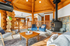 Una televisión, una chimenea, una mesa de tenis de mesa