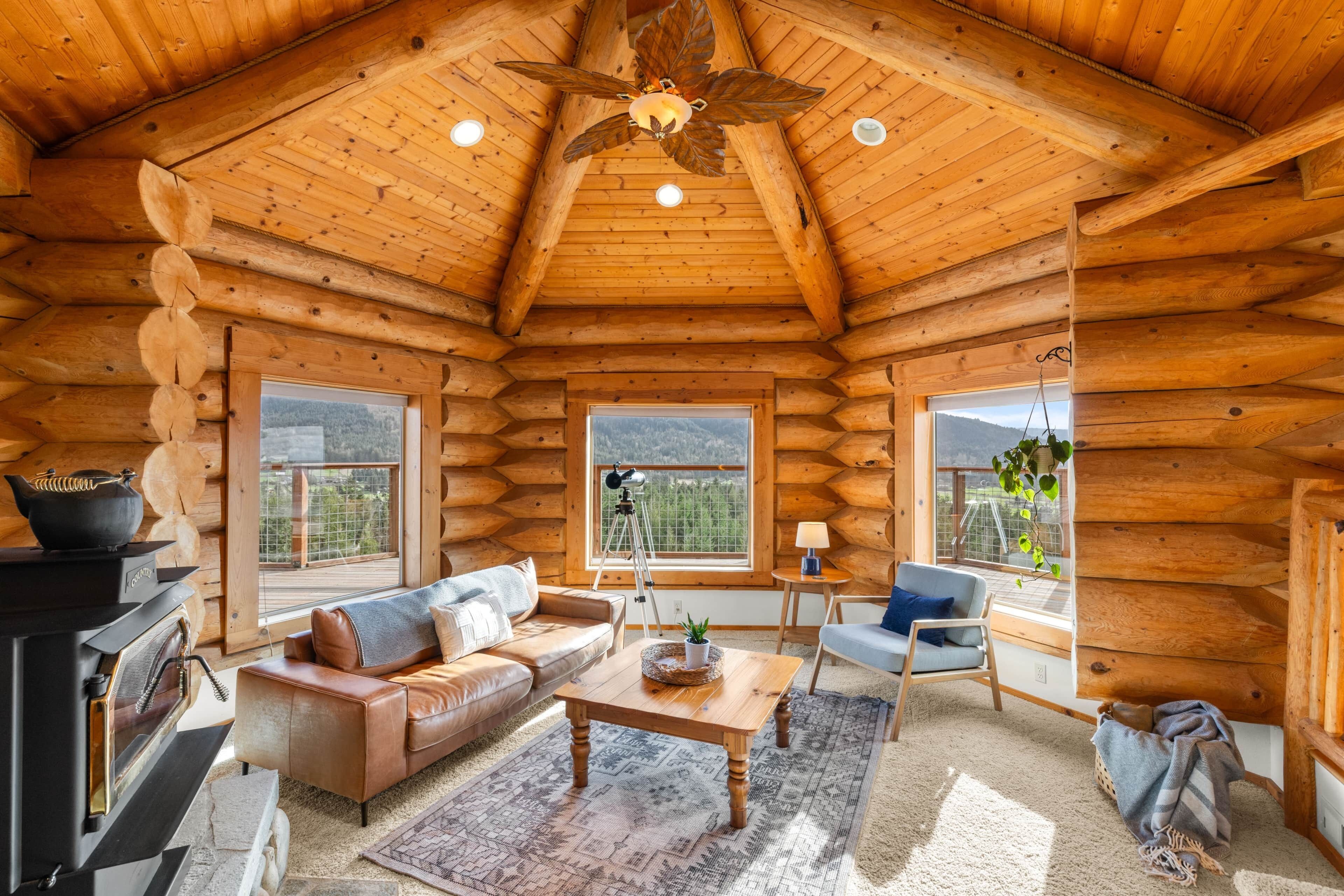 Fernseher, Kamin, Tischtennisplatte