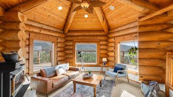 Fernseher, Kamin, Tischtennisplatte