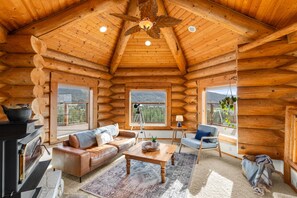 Una televisión, una chimenea, una mesa de tenis de mesa