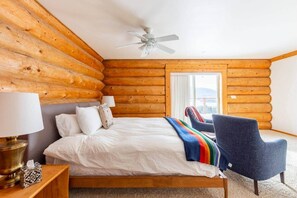 4 bedrooms, iron/ironing board, WiFi, bed sheets - Log Cabin Retreat on Peaceful 5 Acres with Epic Views (Bell Hill)