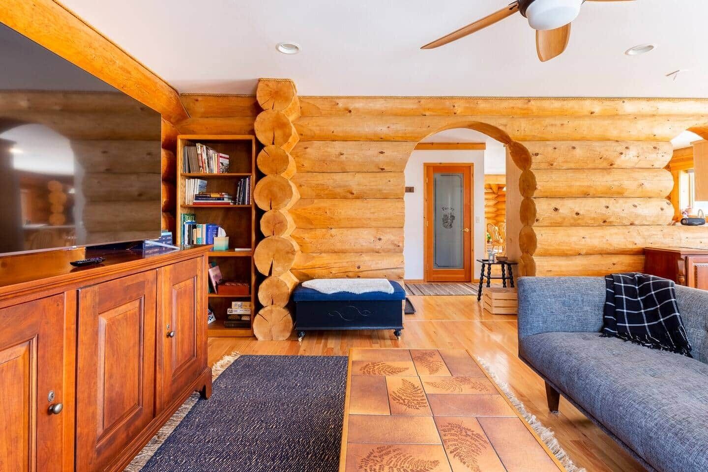 Fernseher, Kamin, Tischtennisplatte