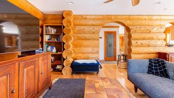 Fernseher, Kamin, Tischtennisplatte