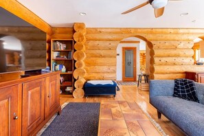 Fernseher, Kamin, Tischtennisplatte