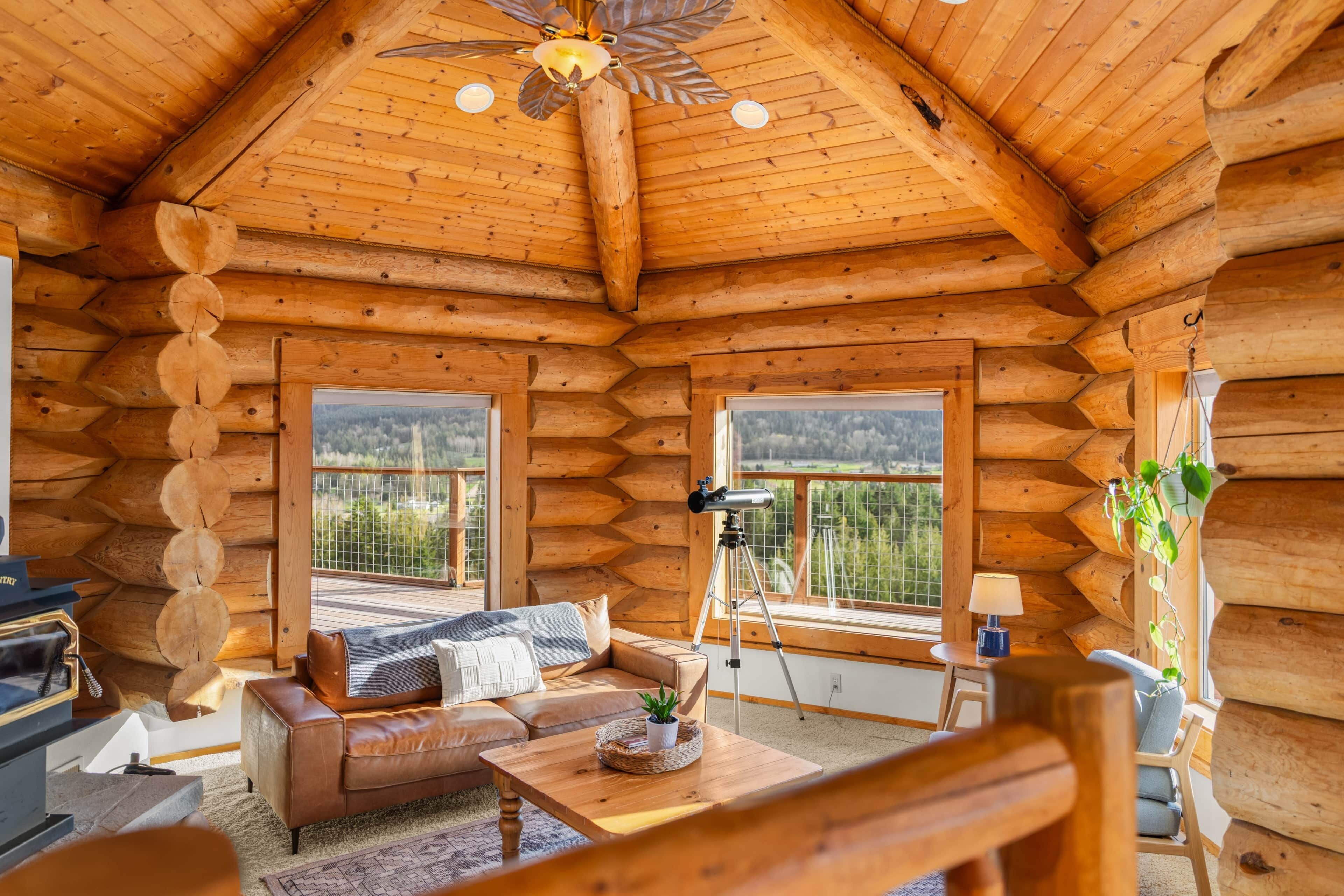 Fernseher, Kamin, Tischtennisplatte