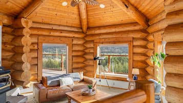 Fernseher, Kamin, Tischtennisplatte