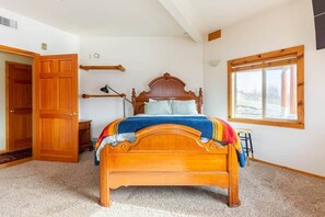 4 bedrooms, iron/ironing board, WiFi, bed sheets - Log Cabin Retreat on Peaceful 5 Acres with Epic Views (Bell Hill)