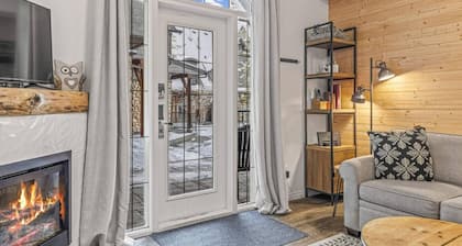 Mystic 2BR Townhome. Near DT with Pool & Hot tub!