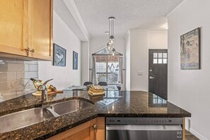 Kylskåp, mikrovågsugn, ugn och spishäll