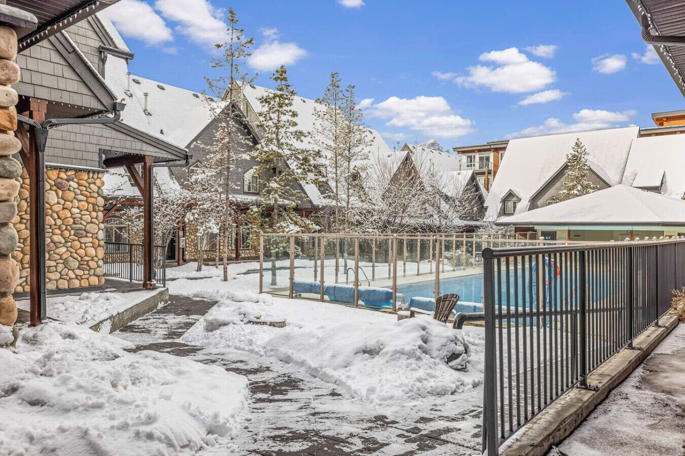 Utendørsbasseng og et oppvarmet basseng