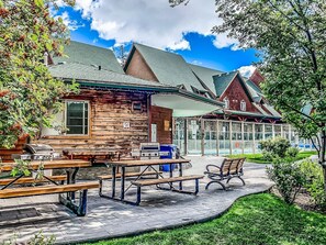 Outdoor dining - Mystic 2BR Townhome.  Near DT with Pool & Hot tub! (Canmore)