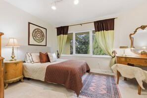 5 bedrooms, iron/ironing board, WiFi, bed sheets