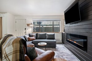 Living area - The Woodland Burrow - Cozy Ski-Lake retreat (McCall)