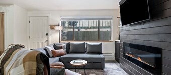 The Woodland Burrow - Cozy Ski-Lake retreat