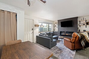 Living area - The Woodland Burrow - Cozy Ski-Lake retreat (McCall)