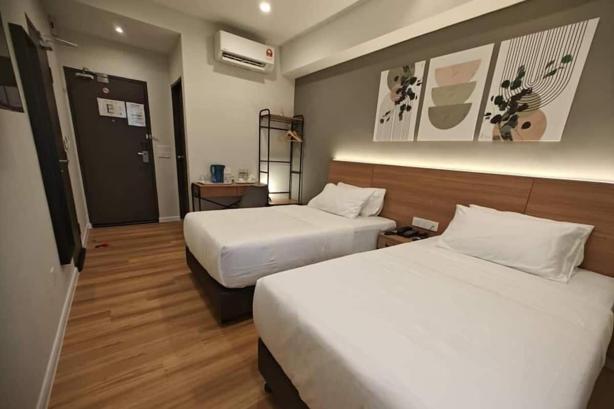 高級雙床房, 1 間臥室 | 遮光布/窗簾、熨斗/熨衣板、免費無線上網、床單