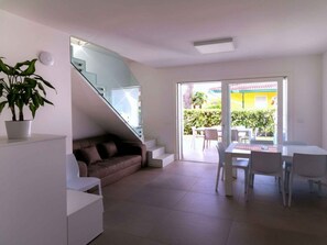 TV - Holiday apartment with air conditioning, terrace and garden (Bibione)