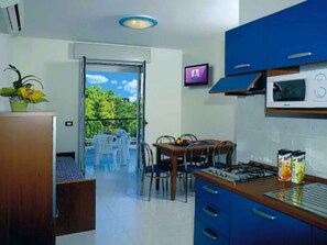 Fridge, microwave, stovetop, dishwasher - Holiday apartment with air conditioning, balcony and pool (Bibione)