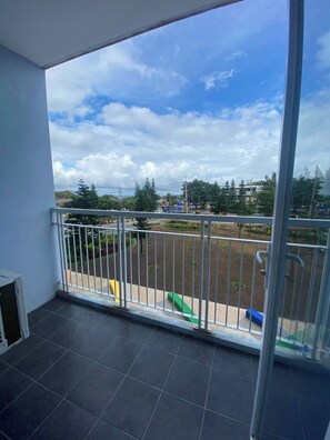 Standard Room, 1 Bedroom | Balcony view - Wind Residences Tagaytay (Tagaytay)