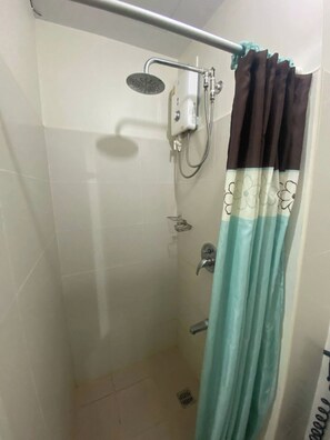 ห้องสแตนดาร์ด, 1 ห้องนอน | ห้องน้ำ | ฝักบัว, ของใช้ในห้องน้ำฟรี, ผ้าเช็ดตัว, สบู่