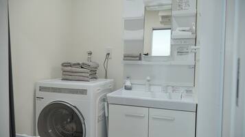 Suite Premier, vistas a la ciudad | Baño | Ducha y bañera combinadas, secador de pelo, zapatillas y toallas