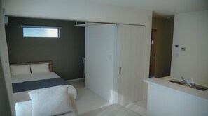 Chambre Triple « Premier », vue ville | Espace de travail pour ordinateur portable, rideaux occultants