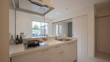 Kamar Triple Premier, pemandangan kota | Dapur pribadi | Microwave, kompor, dan peralatan masak/sendok-piring