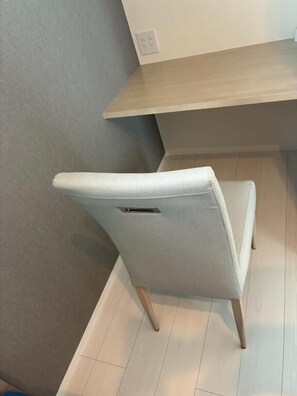 Habitación triple Premier, vista a la ciudad | Interior