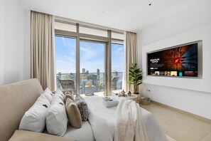 1 bedroom, iron/ironing board, WiFi, bed sheets - Deluxe Marina Gate Suite w/ Sea & Ain Dubai View (Dubai)