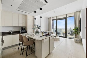 Fridge, microwave, coffee/tea maker, cookware/dishes/utensils - Deluxe Marina Gate Suite w/ Sea & Ain Dubai View (Dubai)