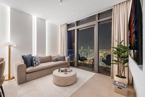 TV - Deluxe Marina Gate Suite w/ Sea & Ain Dubai View (Dubai)