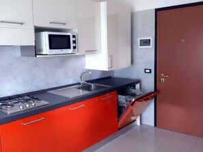 Fridge, microwave, stovetop, dishwasher - Holiday apartment with air conditioning, balcony and pool (Bibione)