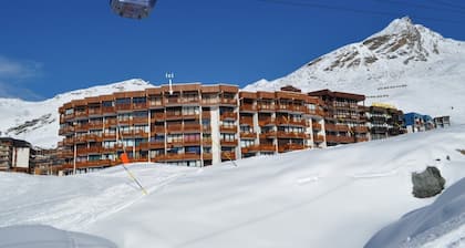 Sleeps 6 Quiet, snow-front location