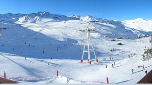 Une station de ski dotée d’un télésiège, de pistes enneigées et offrant une vue imprenable sur les montagnes.