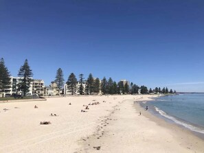 Beach nearby - Stylish 2-Bed with Terrace, Stunning Views (Glenelg)